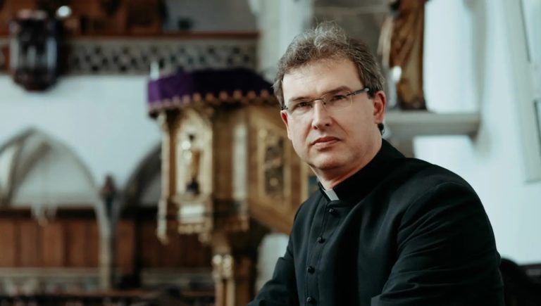 EXKLUZÍVNE Úspech nového biskupa očami Kežmarčanov: Modlili sa, aby od nich neodišiel