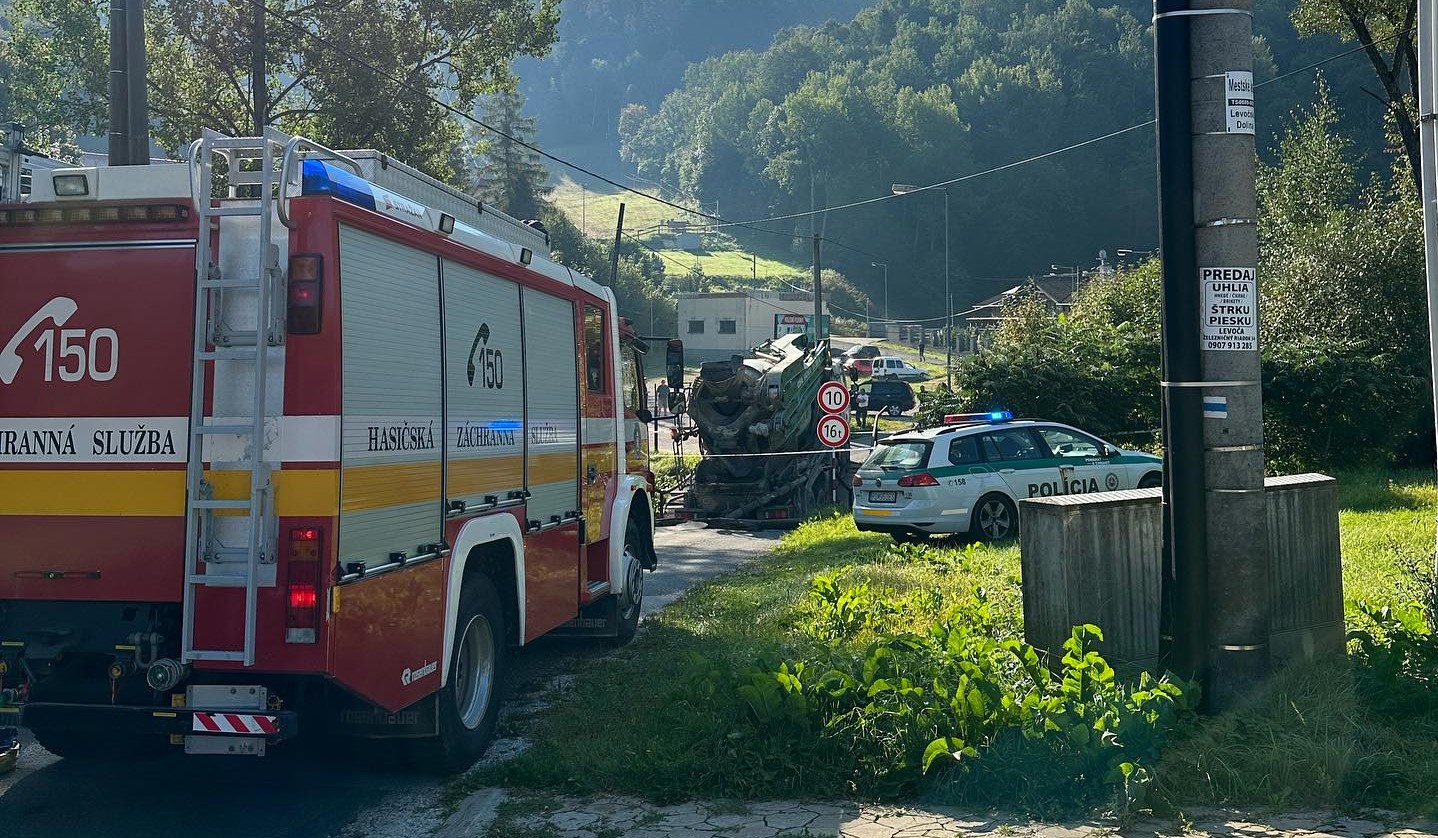 AKTUÁLNE Dopravná nehoda: Pod kamiónom sa prepadol most, ľudia sa nevedia pohnúť z miesta