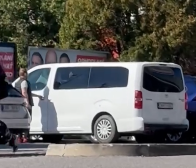 VIDEO: Dvojica sa pokúšala dostať do zaparkovaných áut