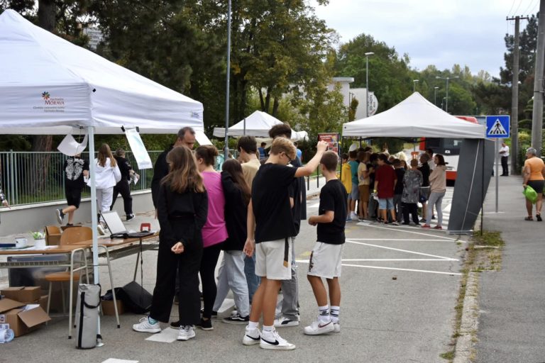 Dopravný ruch vystriedal detský smiech. Bezručova ulica sa zmenila na pešiu zónu