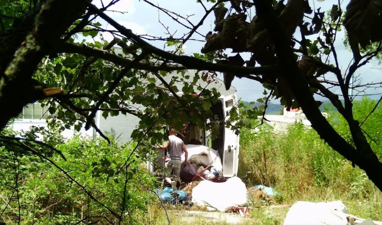 Odpadu sa zbavoval na cudzom pozemku vo Vajnoroch. Foto: Polícia SR.
