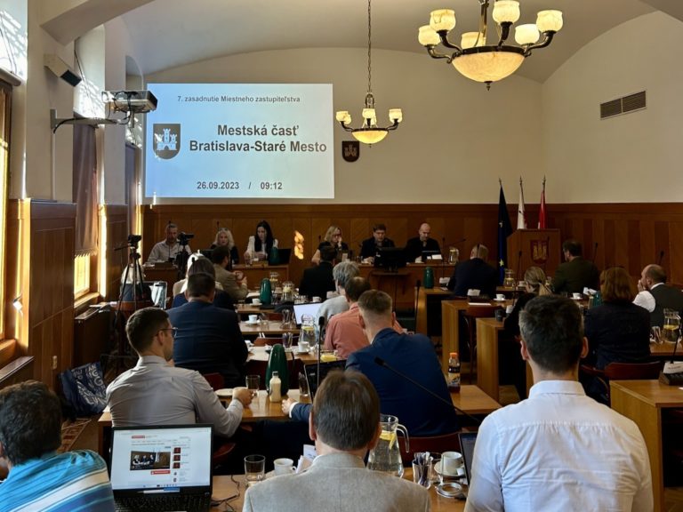 Na zastupiteľstve schválili vyšší príspevok na dopravu pre seniorov aj etický kódex