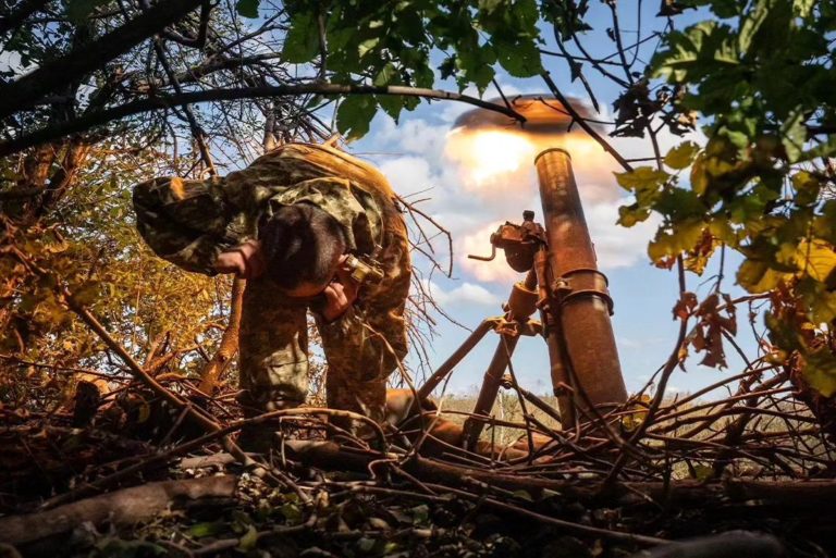 Ukrajinský vojak páli na nepriateľské pozície, ilustračný obrázok. Foto: Facebook/Volodymyr Zelenskyj