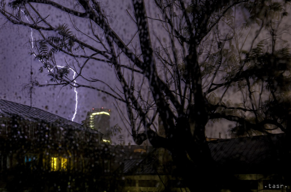 Na väčšine Slovenska môžu byť v stredu večer búrky, hrozia aj povodne
