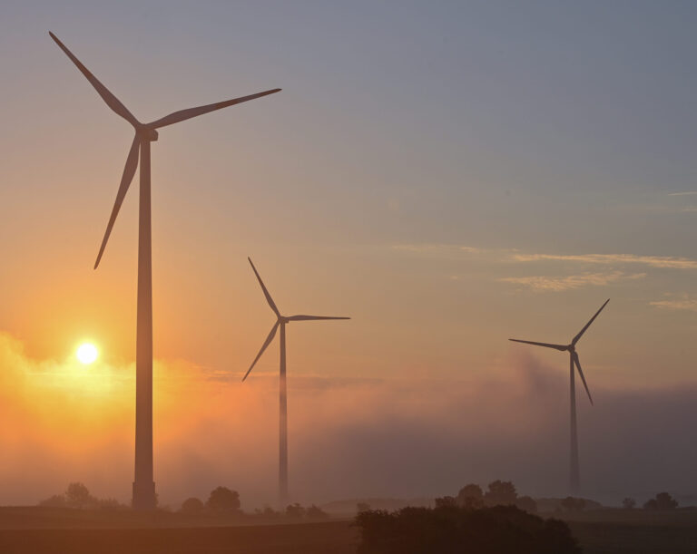 Viac ropy a plynu, menej zelenej energie. Európske firmy menia investičné plány