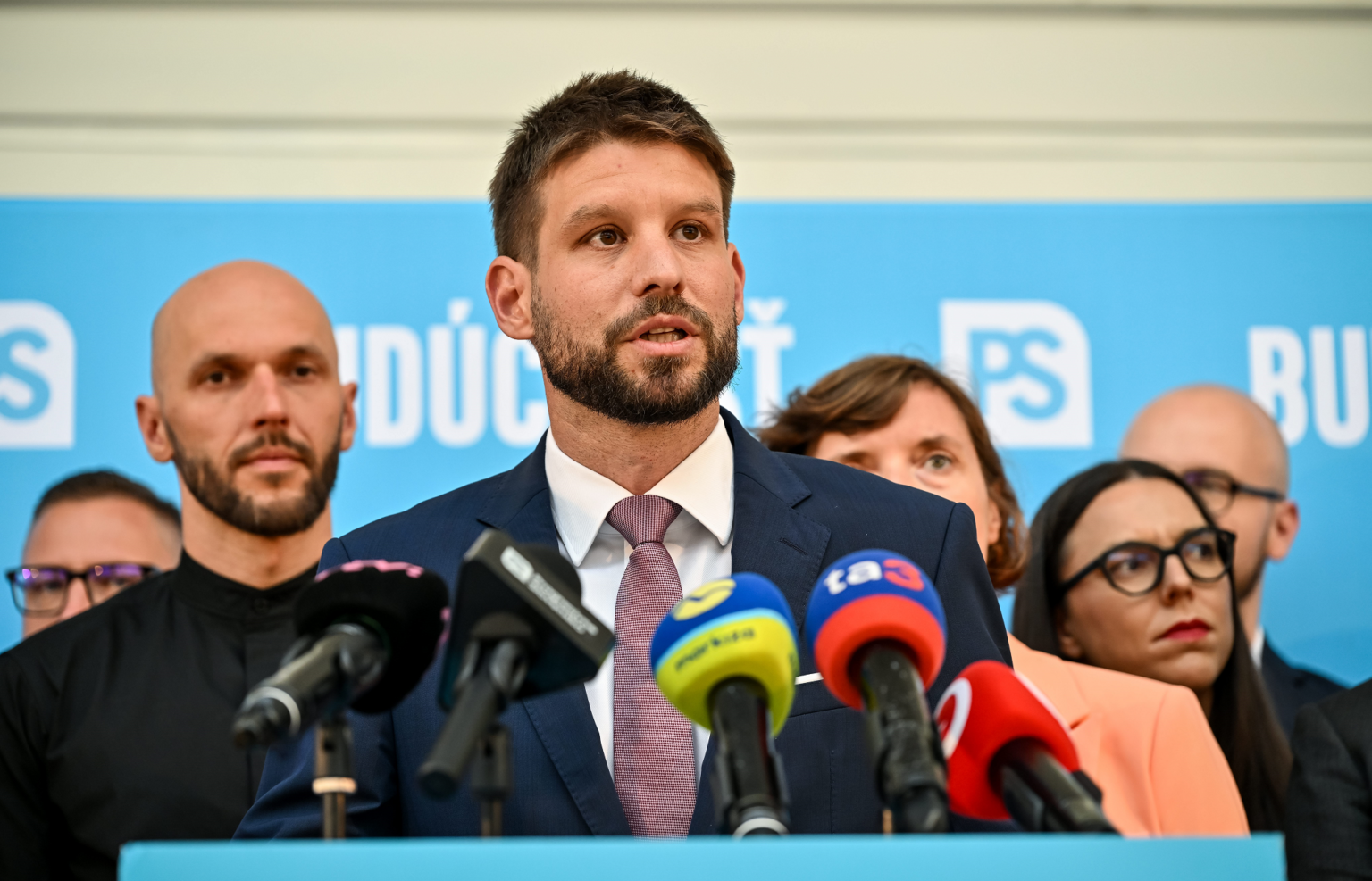 Na snímke uprostred predseda hnutia Progresívne Slovensko Michal Šimečka, vľavo podpredseda hnutia Progresívne Slovensko Michal Truban počas tlačovej konferencie na tému Plán pre budúcnosť - predstavenie programu Progresívneho Slovenska 2. septembra 2023 v Bratislave. Foto: Pavol Zachar/TASR