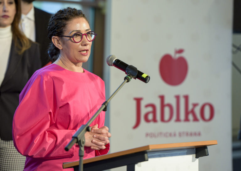 Strana Jablko neodstúpi z volieb. Demokrati budú mať päť percent, tvrdí Ďuriš Nicholsonová