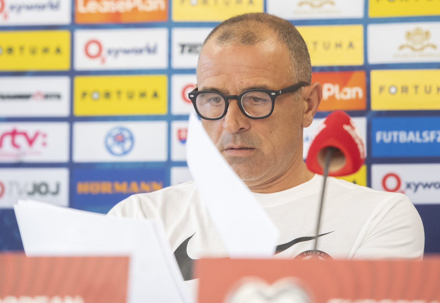 Na snímke tréner slovenskej futbalovej reprezentácie Francesco Calzona počas tlačovej konferencie pred piatkovým zápasom kvalifikácie ME 2024 Slovensko - Portugalsko vo štvrtok 7. septembra 2023 v Senci. Foto: TASR/Martin Baumann
