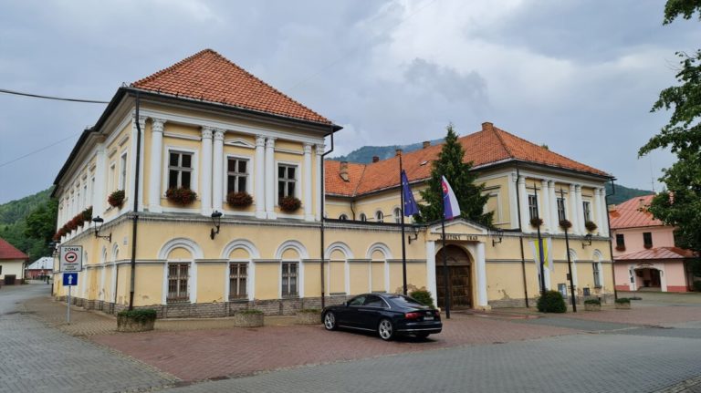 Historická radnica v Tisovci, dnes sídlo mestského úradu. Foto: Branislav Caban