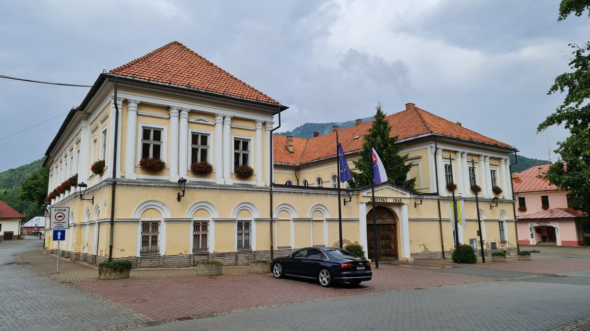 Stredoslovenské mestečko chce zrekonštruovať radnicu za tri milióny eur
