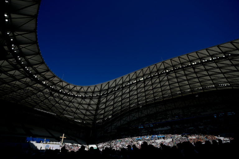 Veriaci čakajú na príchod pápeža v Marseille. Foto TASR/AP