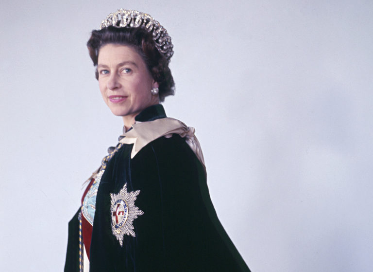 Británia si pripomína prvé výročie úmrtia kráľovnej Alžbety II.