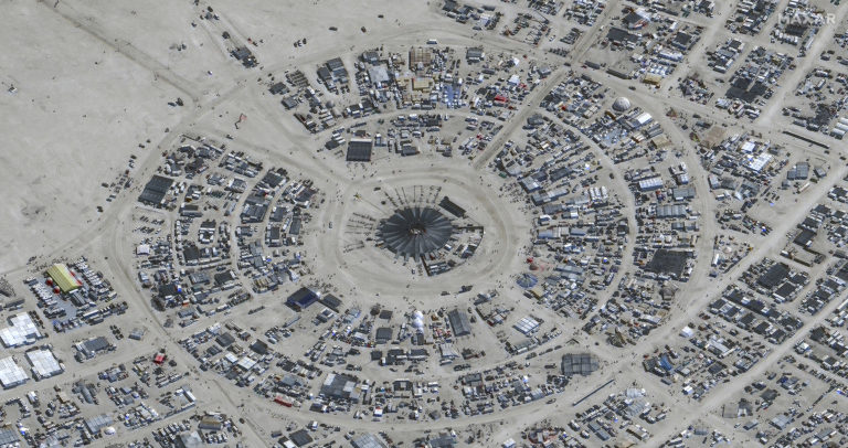 Areál svetoznáme amerického festivalu Burning Man sa po dažďoch topí v bahne