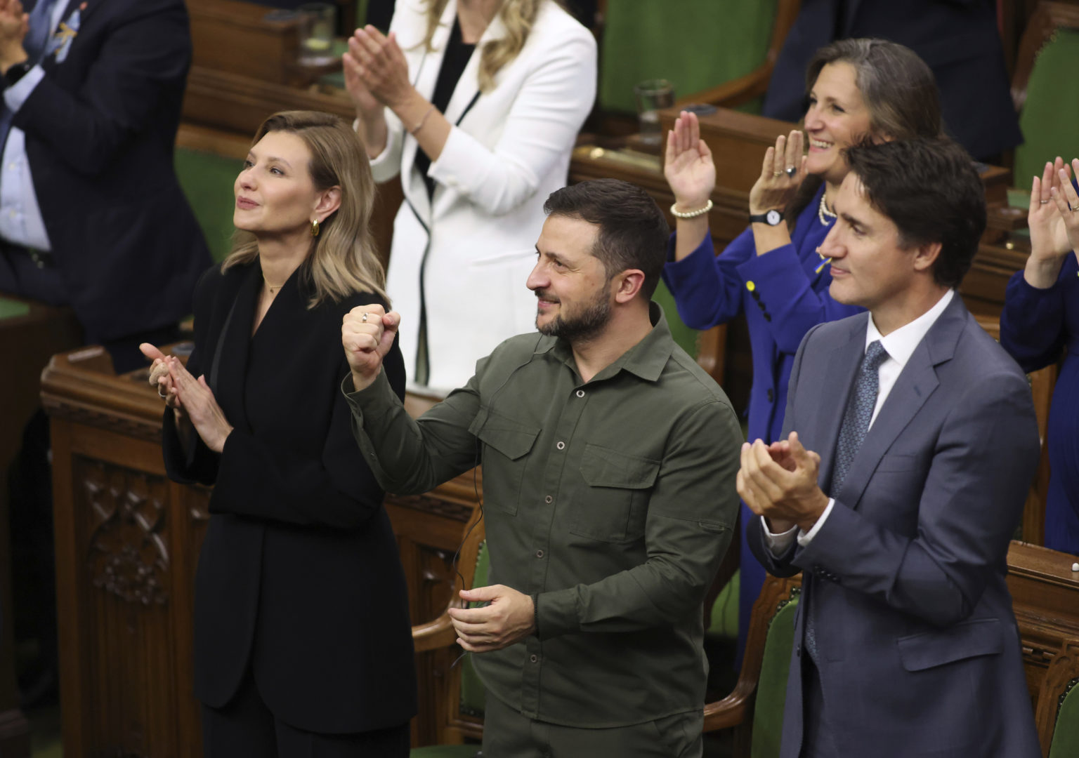 Ukrajinský prezident Volodymyr Zelenskyj a kanadský premiér Justin Trudeau v piatok v Dolnej snemovni tlieskajú Jaroslavovi Hunkovi 22. septembra 2023. Foto: TASR/AP