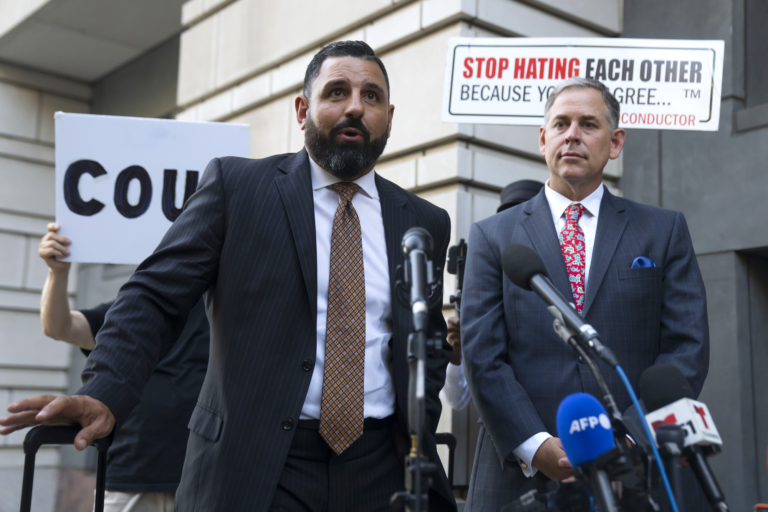 Právni zástupcovia Enriqueho Tarria, Nayib Hassan, vľavo, a Sabino Jauregui hovoria pre médiá pri odchode z federálneho súdu v utorok 5. septembra 2023 vo Washingtone. Foto: TASR/AP