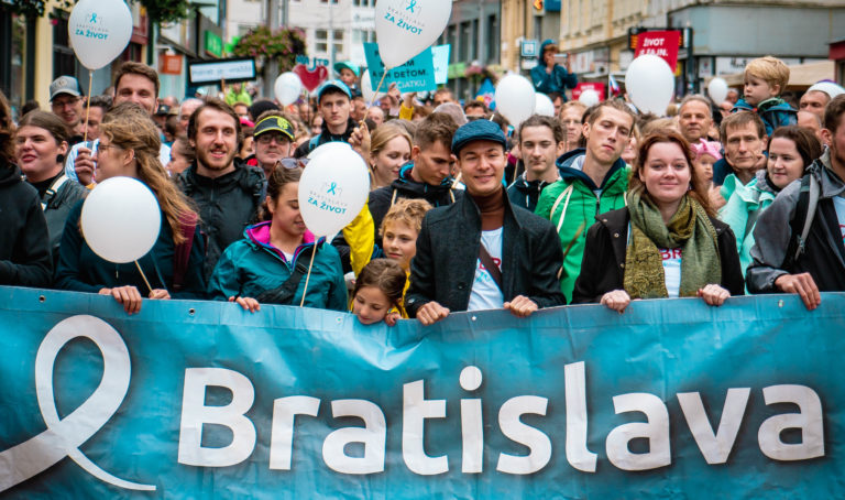 V Bratislave pochodovali za život tisíce ľudí. Organizátori vyzvali politikov, aby boli odvážnym hlasom nenarodených
