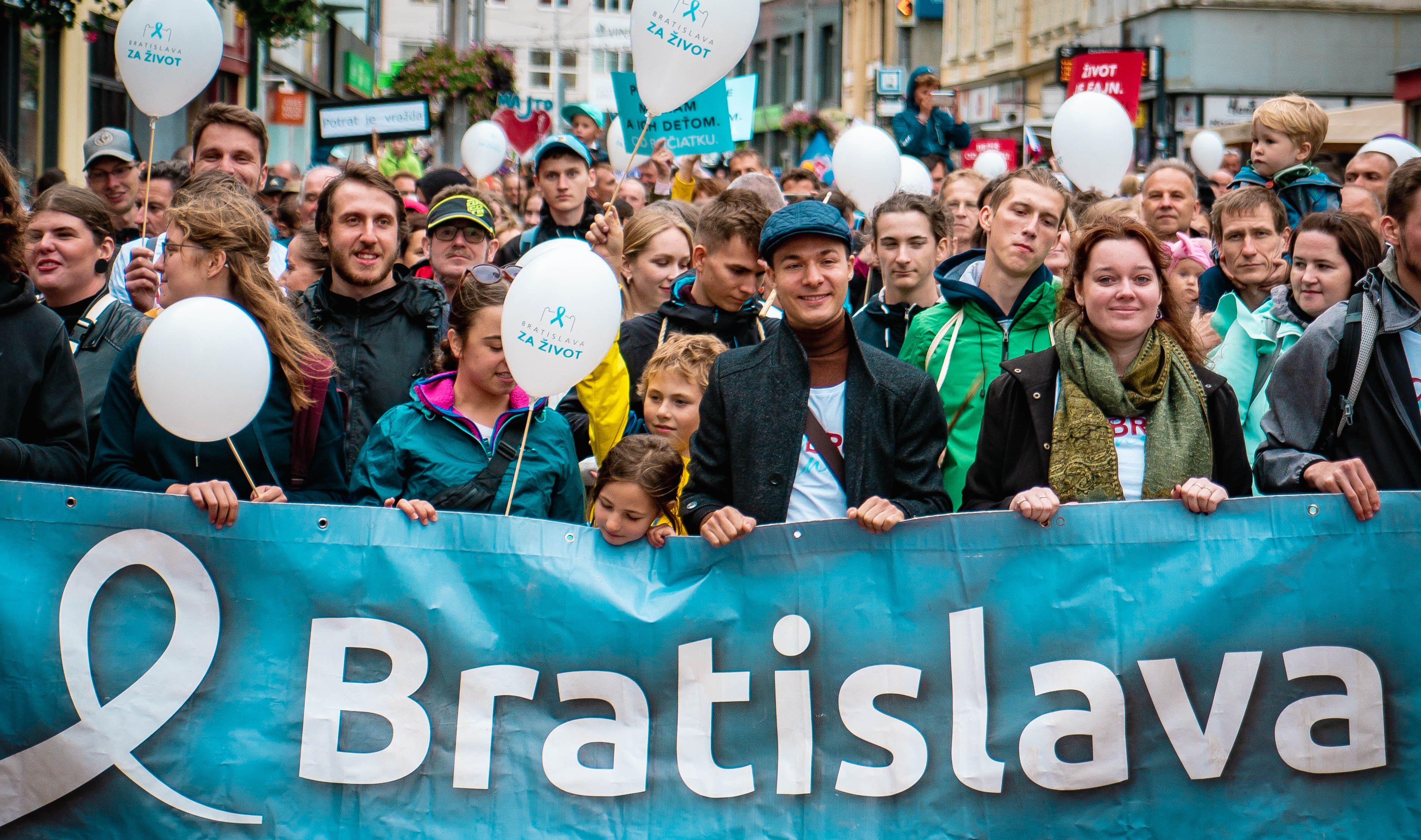V Bratislave pochodovali za život tisíce ľudí. Organizátori vyzvali politikov, aby boli odvážnym hlasom nenarodených