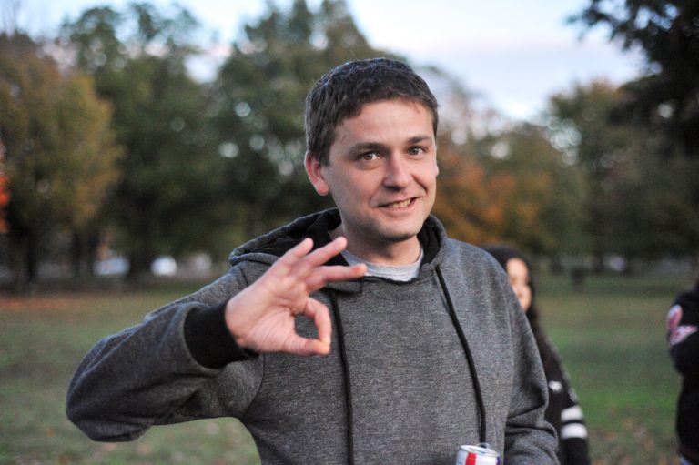 Vodca Proud Boys dostal 15 rokov väzenia za rolu pri útoku davu na Kongres