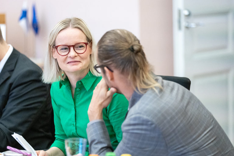Fínska vláda prežila hlasovanie o dôvere pre rasistické výroky dvoch ministrov