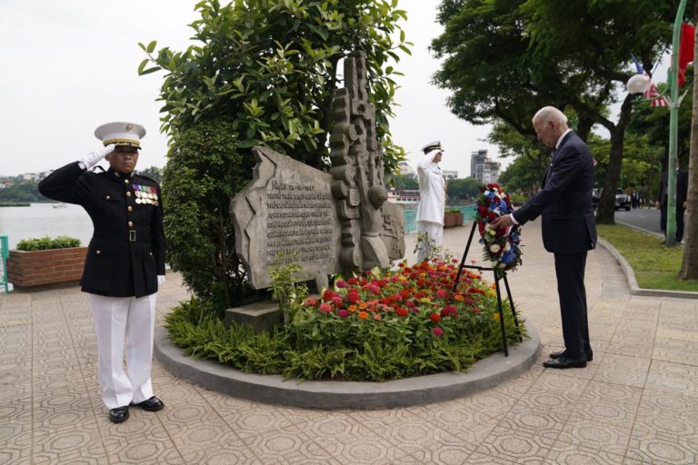 Biden navštívil vo Vietname pamätník Johna McCaina, bývalého senátora a veterána