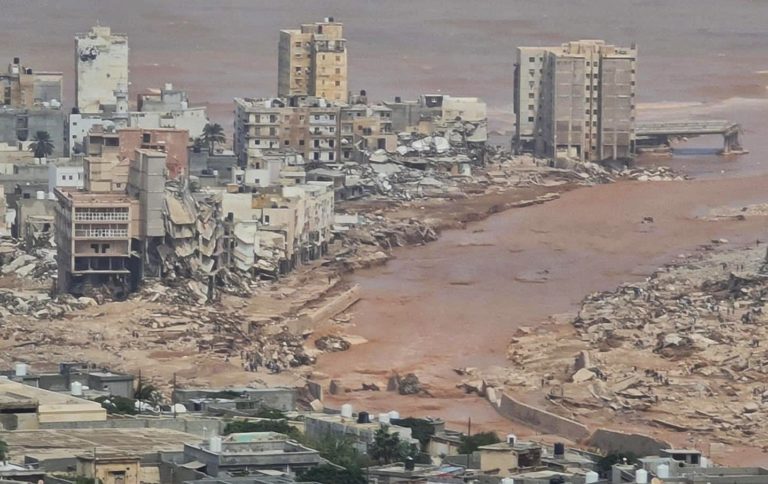 V meste Derna v Líbyi zabili záplavy tisíce ľudí. Vyhlásili ho za zónu katastrofy. Štát žiada svet o pomoc