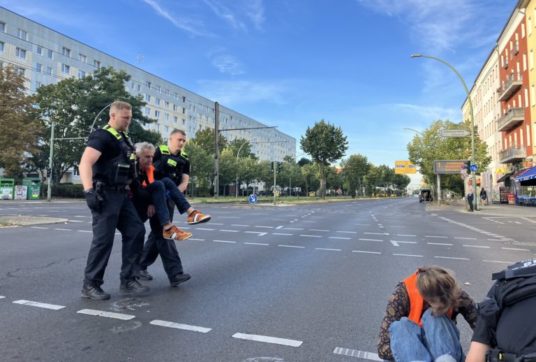 Klimatickí aktivisti v Berlíne zablokovali viacero ulíc a ciest, opäť sa lepili na vozovku a nafarbili Brandenburskú bránu