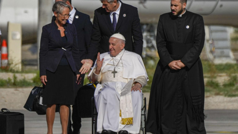 Pápež pred schôdzkou s Macronom: So zbraňami sa vedie vojna, nie mier. Túžba po moci vedie do minulosti