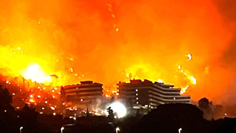 Lesné požiare na Sicílii si vyžiadali dve obete a evakuáciu hotela