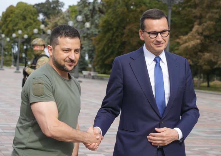 Ukrajinský prezident Volodymyr Zelenskyj a poľský premiér Mateusz Morawiecki. Foto: X