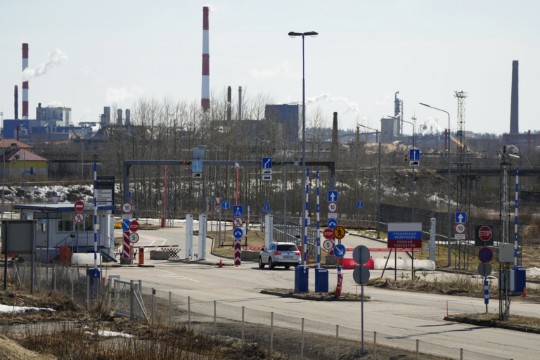Na archívnej snímke z 14. apríla 2023 pohľad na ruský hraničný priechod Svetogorsk z hraničného priechodu Pelkola v Imatre na juhovýchode Fínska. Foto: TASR/AP