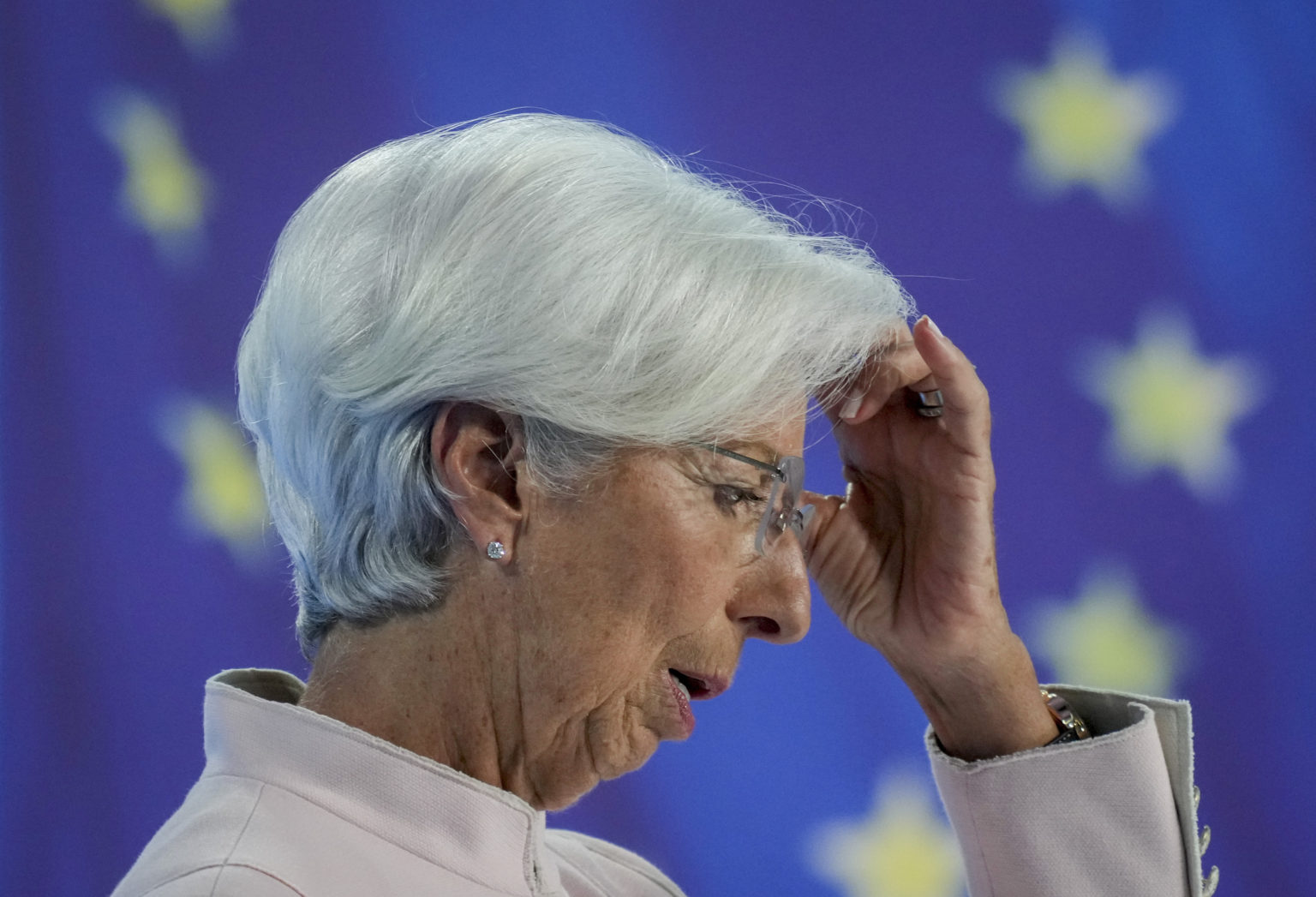 Prezidentka Európskej centrálnej banky (ECB)  Christine Lagardeová gestikuluje na tlačovej konferencii vo Frankfurte vo štvrtok 14. septembra 2023. ECB vo štvrtok aj napriek slabému hospodárskemu rastu zvýšila svoj kľúčový úrok, už desiatykrát po sebe, a to o 25 bázických bodov na 4,50 %, aby znížila infláciu. Foto: TASR/AP 