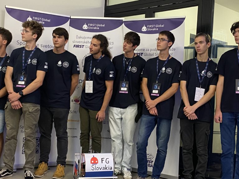 Slovenskí stredoškoláci zabojujú o svetové prvenstvo súťaže FIRST Global Challenge v Singapure