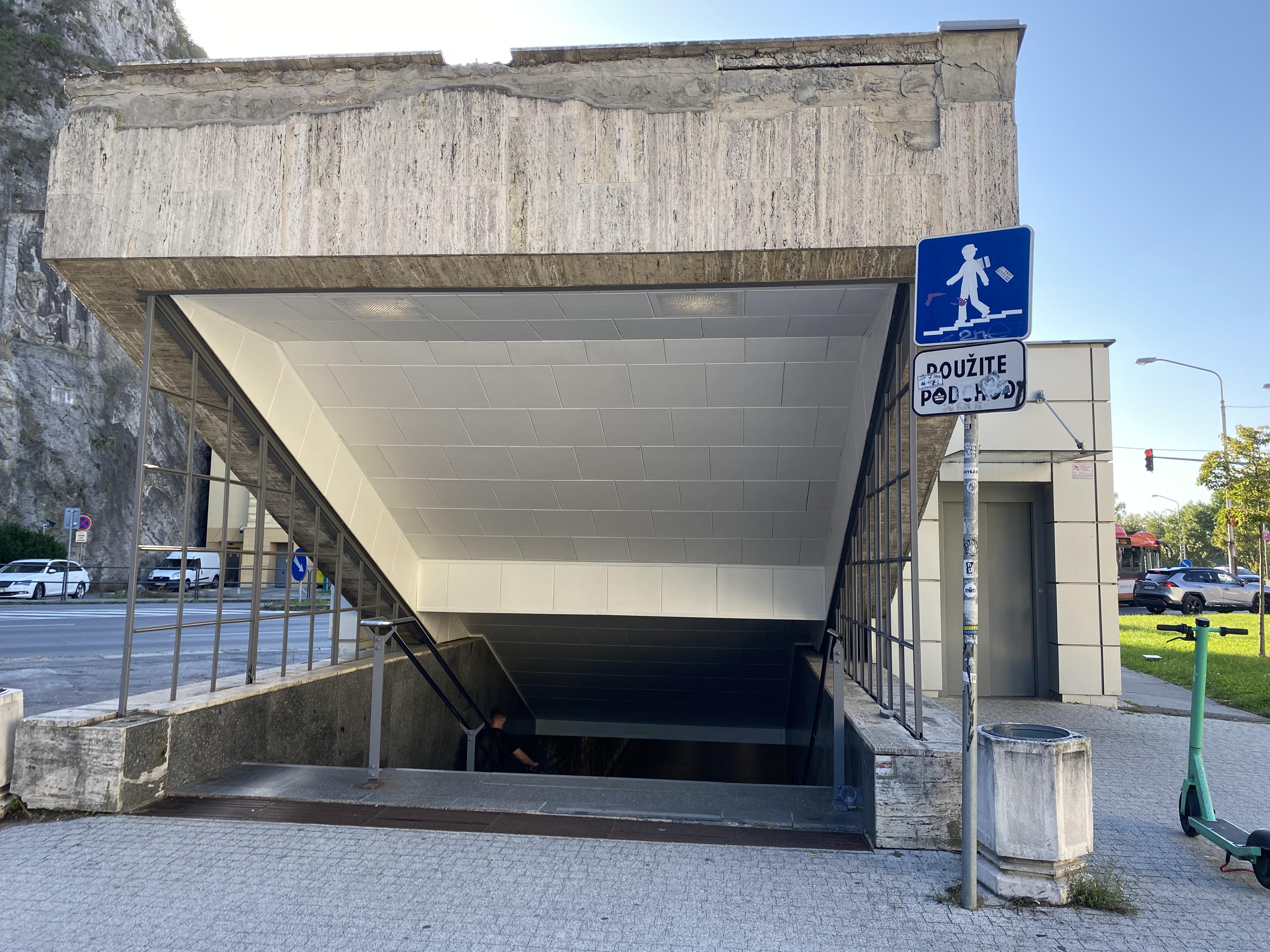 FOTO: Dlhé roky bol ošarpaný. Obnova podchodu pri Elizabeth sa mierne predražila. Poznáme dôvod