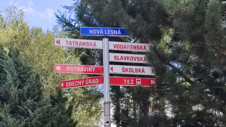 Informačný systém v Novej Lesnej s neoficiálnymi názvami ulíc. Foto: Rastislav Ovšonka