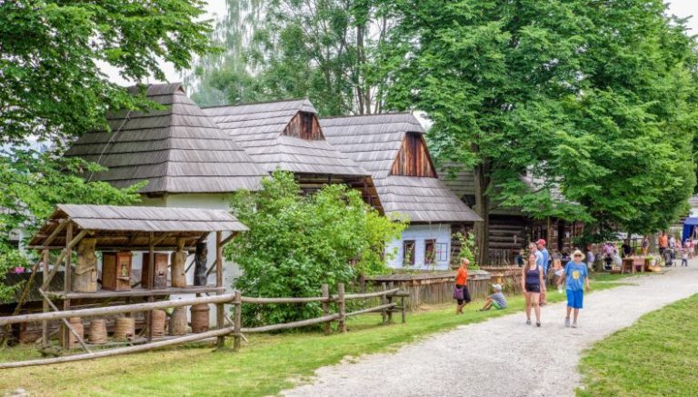 V Múzeu slovenskej dediny vás priučia šitiu krivou ihlou aj vareniu piva. Foto: ŽTK