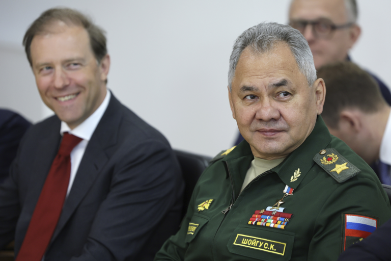 Ruský minister obrany Sergej Šojgu (vpravo) a minister obchodu a priemyslu Denis Manturov (vľavo) na stretnutí ruského prezidenta Vladimira Putina a vodcu KĽDR Kim Čong-una na kozmodróme Vostočnyj v stredu 13. septembra 2023. Foto: TASR/AP 