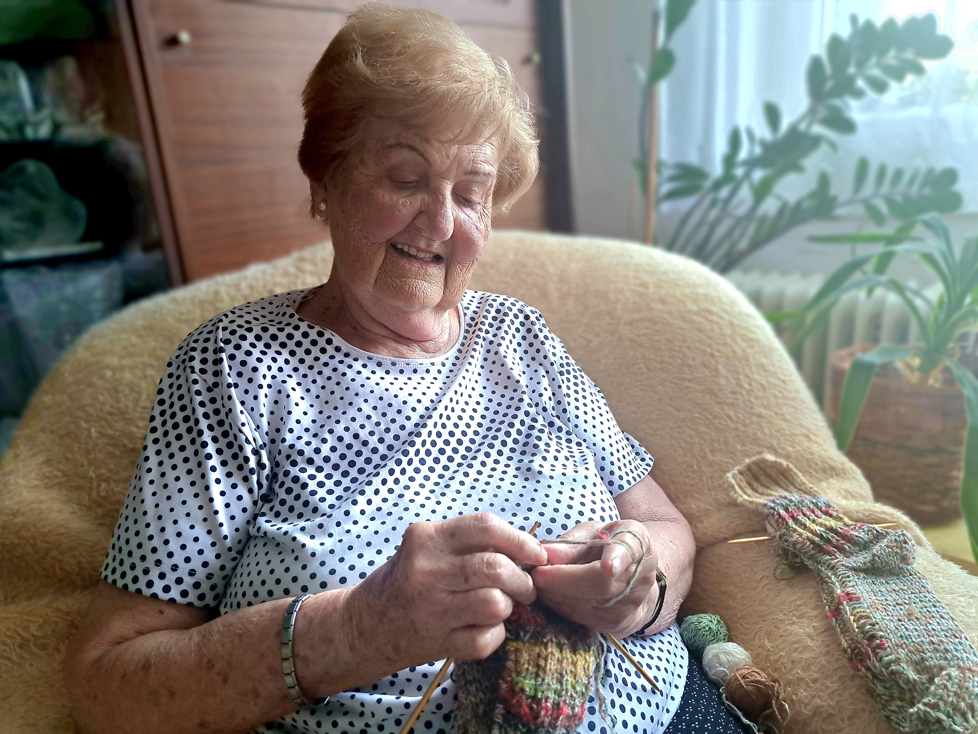 Má 91 rokov a pletie unikátne ponožky. Pani Valéria z Košíc ich uštrikovala okolo stovky.