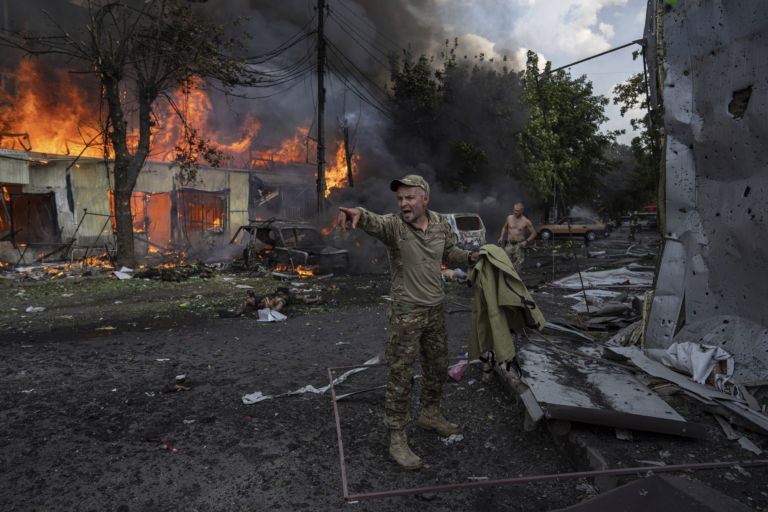 Za útok na trh v Kosťantynivke a smrť 17 ľudí je zrejme vinná Ukrajina, zistil NYT. Kyjev to popiera