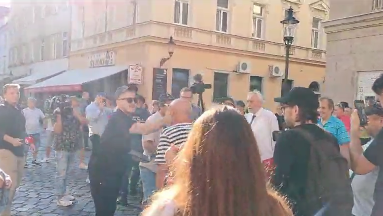 Progresívny aktivista Mihály napadol staršieho muža na proteste Matice slovenskej pred DPOH