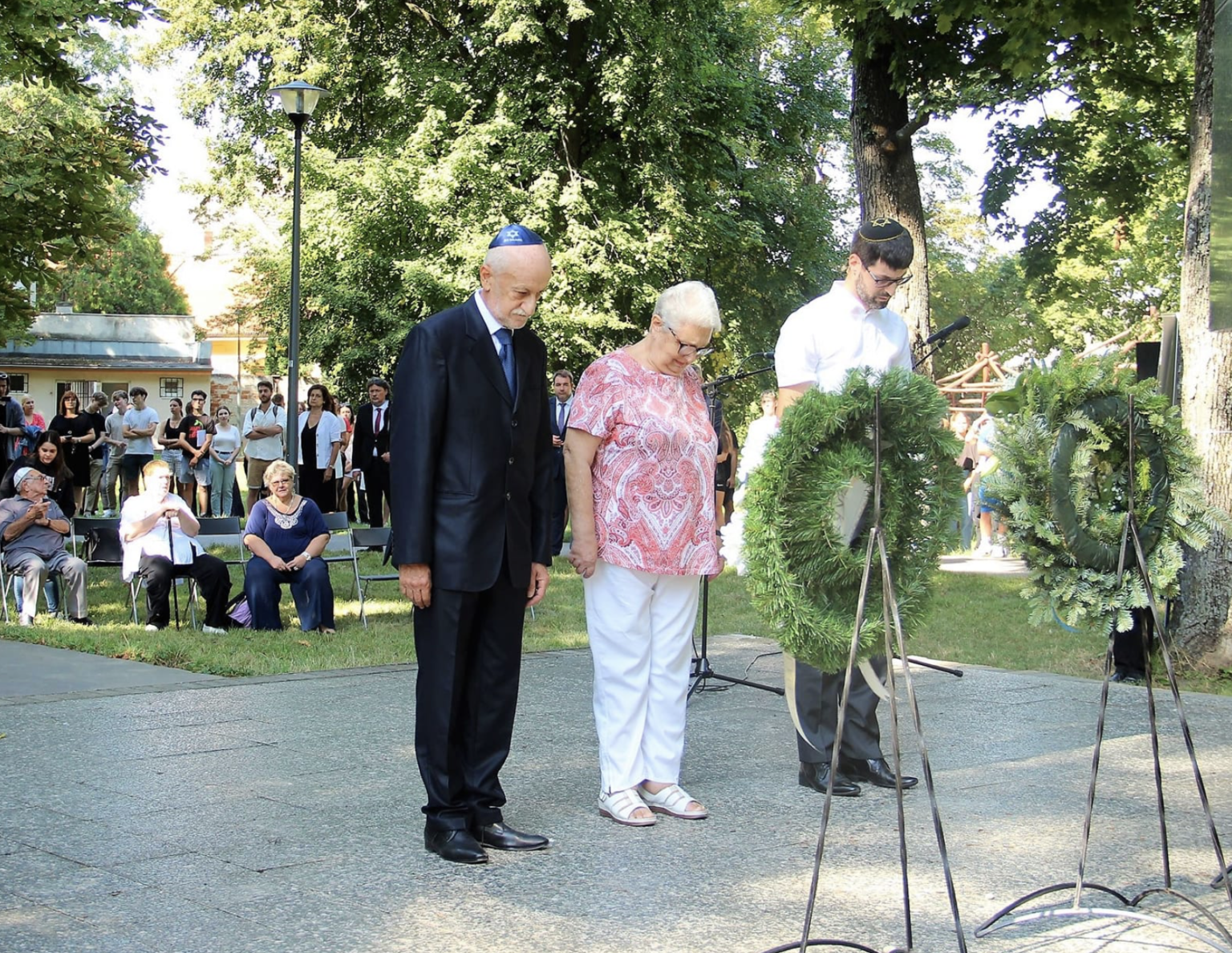 Zástupcovia židovských náboženských obcí z Galanty - Vojtech Fahn, Nitry - Katarína Potoková a Múzea holokaustu v Seredi - Marián Naster pri pamätníku obetiam holokaustu v Seredi.
Foto: Galantské osvetové stredisko