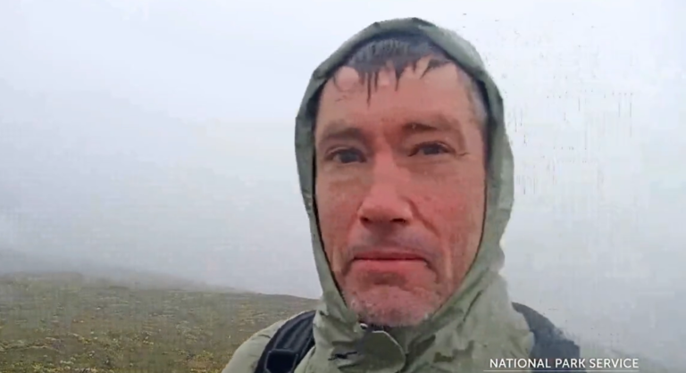 Turista zachytený počas živého prenosu z národného parku. Reprofoto: Twitter