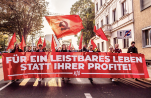 Kosák a kladivo na každom rohu. A mladí, ktorí vysedávajú v buržoáznych kaviarničkách