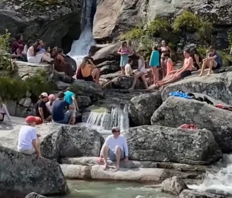 Turisti si z vodopádov spravili akvapark. Foto: FB/Tatry official