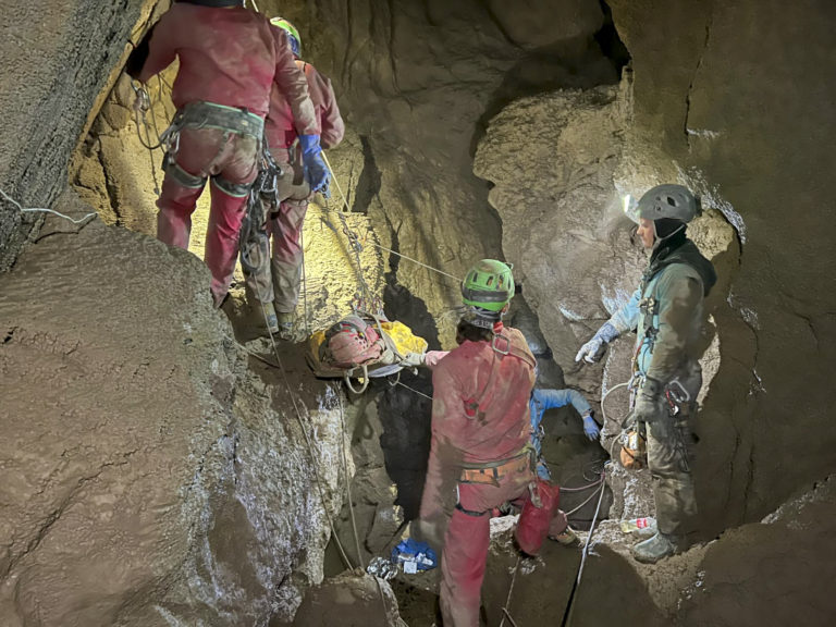 Členovia CNSAS, talianski alpskí a speleologickí záchranári, nesú nosidlá s americkým výskumníkom Markom Dickeym počas záchrannej akcie v jaskyni Morca neďaleko Anamuru v južnom Turecku v pondelok 11. septembra 2023. Foto: TASR/AP