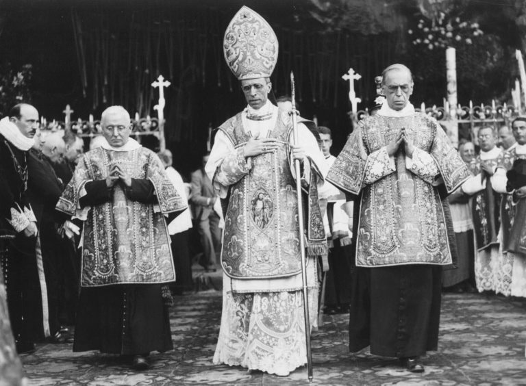 Zažltnutý list a nacistická dýka opäť otvárajú diskusiu o zodpovednosti pápeža Pia XII. počas vojny