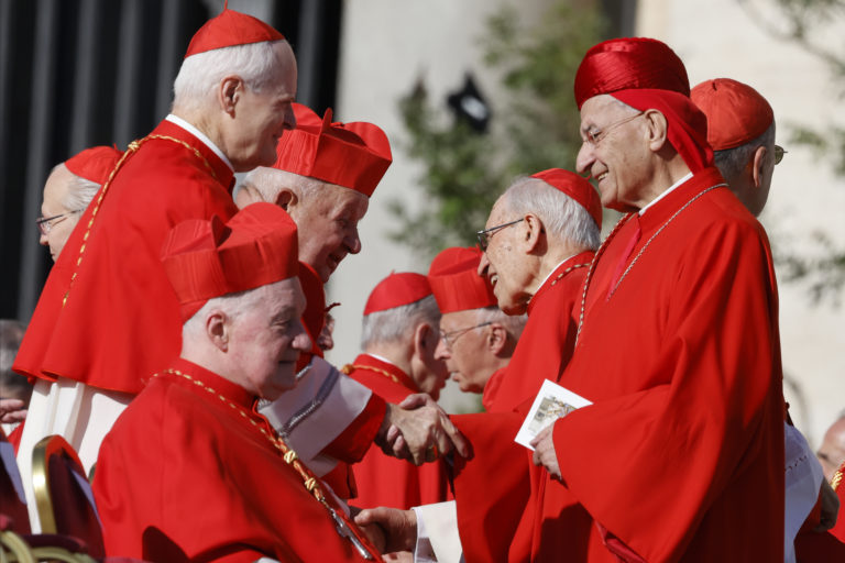 Ďalší kardináli o žehnaní nezriadených párov: Prečo sa starať len o morálku od pása nižšie?