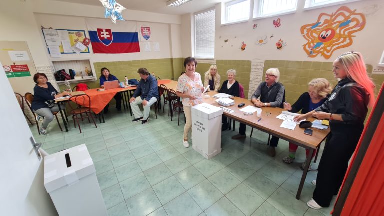 Volebná komisia na sídlisku Dúžavská cesta v R. Sobote. Foto: Branislav Caban