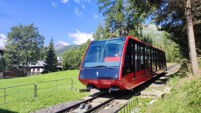 Lanovka na Hrebienok má údržbu. Na Štrbskom Plese i v Tatranskej Lomnici sa stále lyžuje