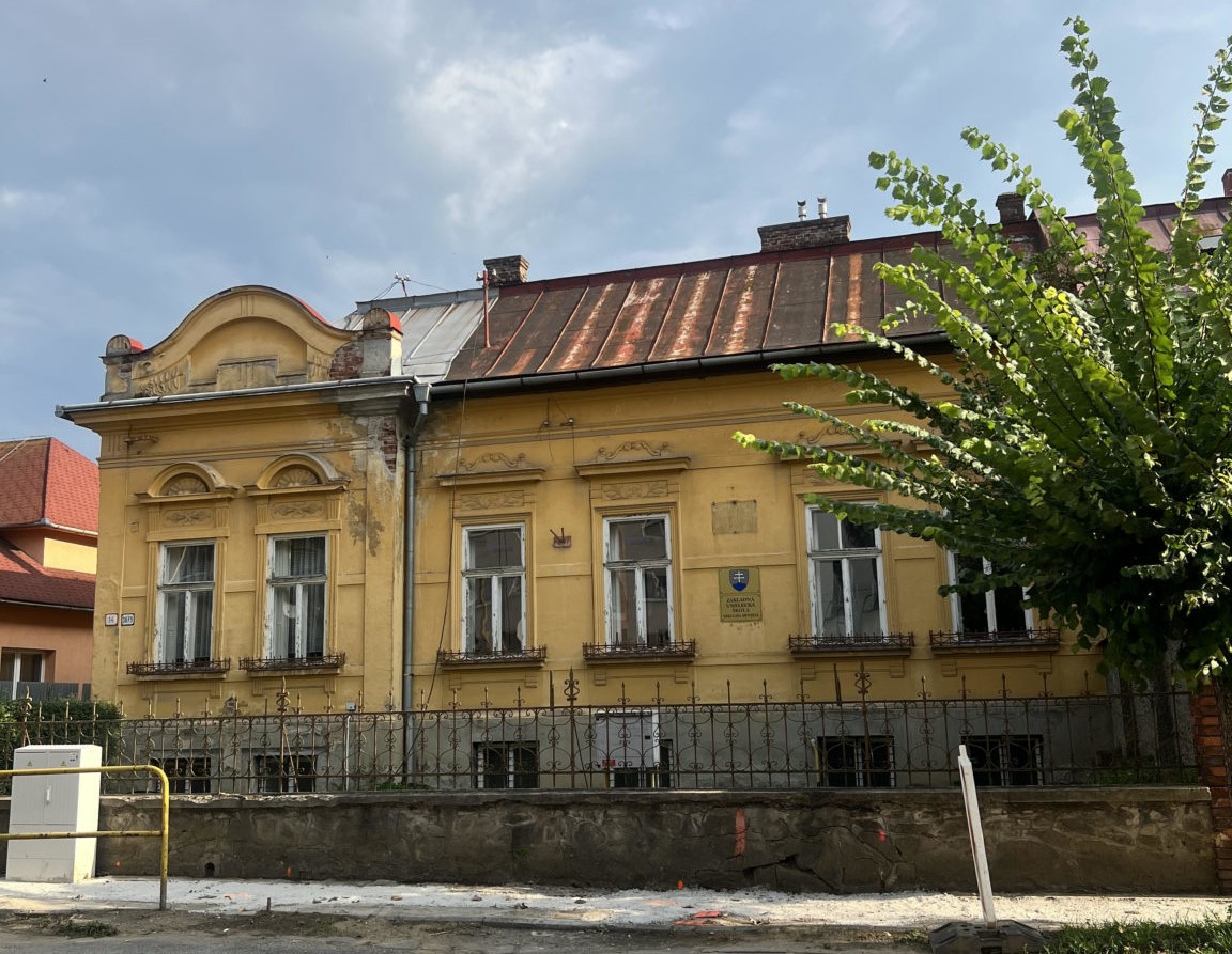 Deti v Prešove sa učia hudobnú výchovu v schátranej barabizni: Prekvapivá reakcia mesta 