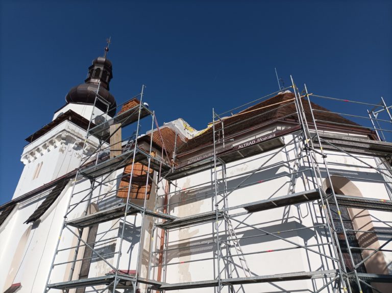 Na kostole v Banskej Belej obnovujú strechu